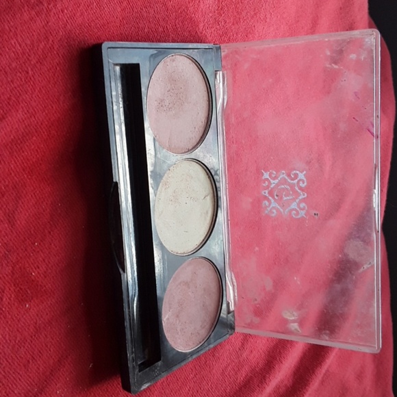 Blush - Picture 2 of 4